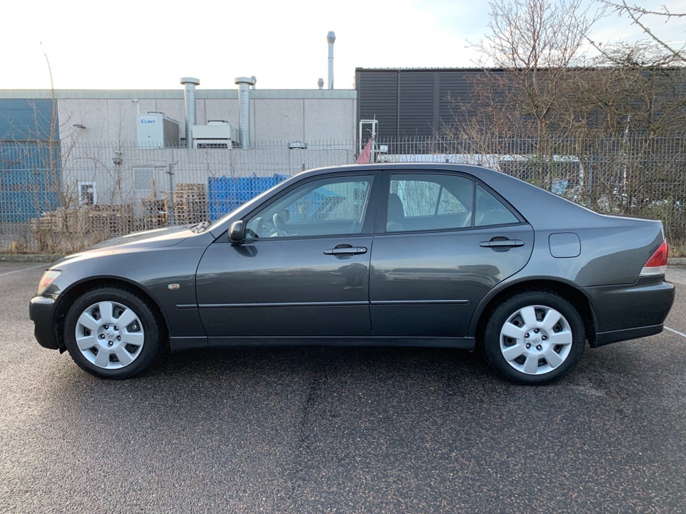 Lexus IS200 2,0 aut. 4d