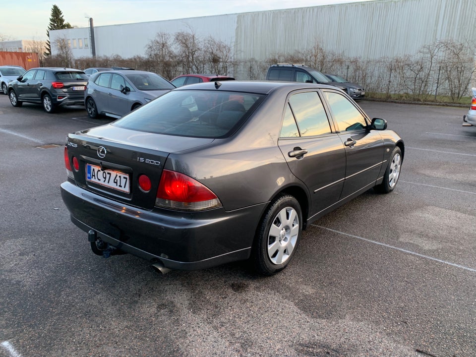 Lexus IS200 2,0 aut. 4d