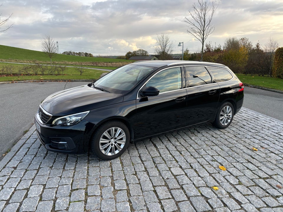 Peugeot 308 1,5 BlueHDi 130 Selection Sky SW 5d