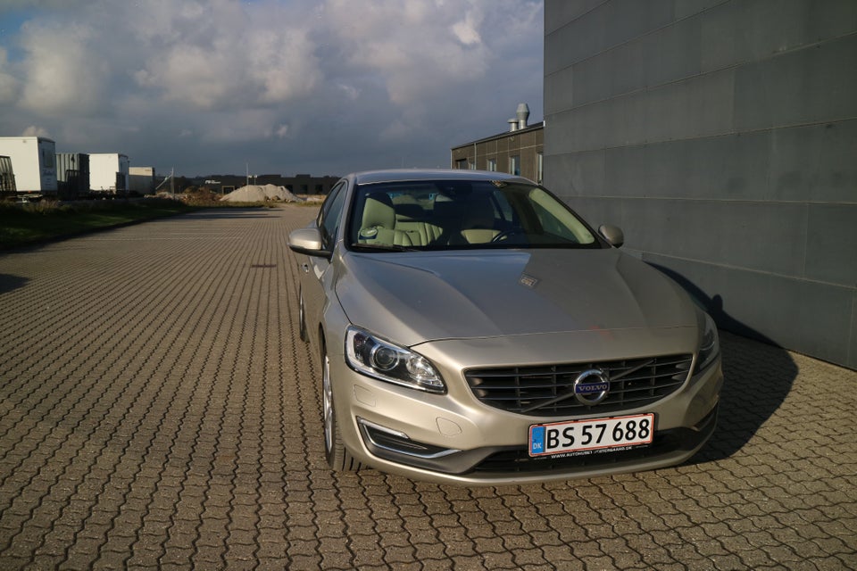 Volvo S60 2,0 T3 152 Momentum 4d