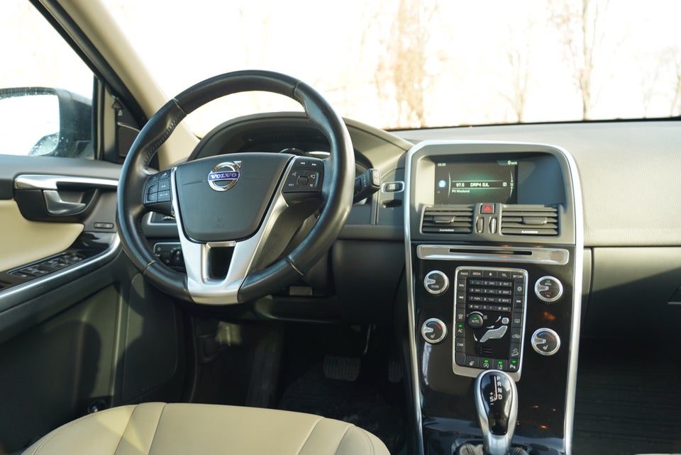 Volvo XC60 2,4 D5 220 Summum aut. AWD 5d