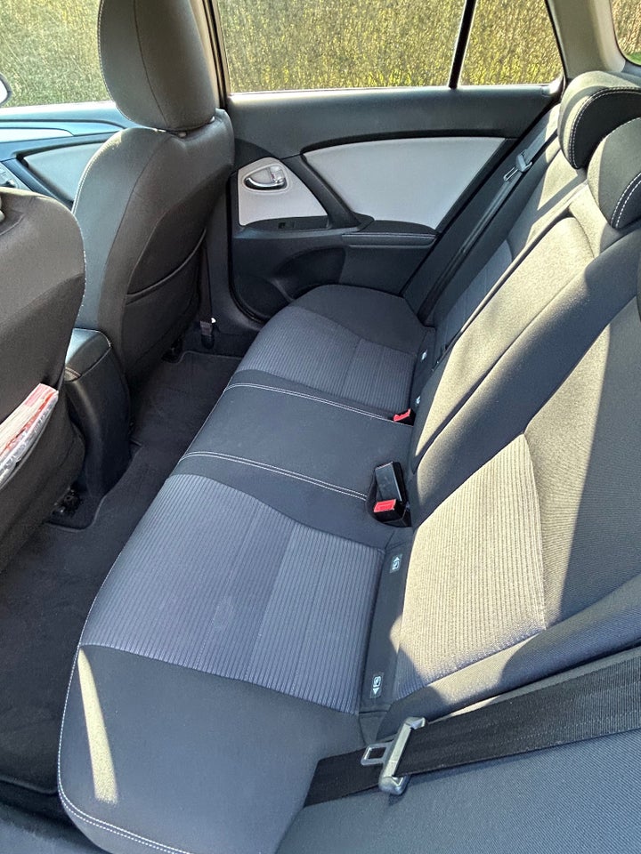 Toyota Avensis 1,8 VVT-i T2 Premium Touring Sports 5d