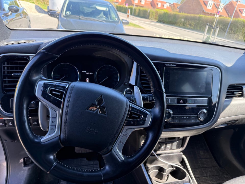 Mitsubishi Outlander 2,4 PHEV Instyle CVT 4WD 5d