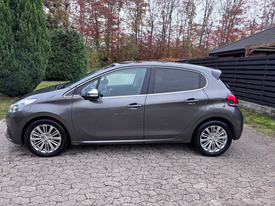 Peugeot 208 1,2 PureTech 82 Selection Sky 5d