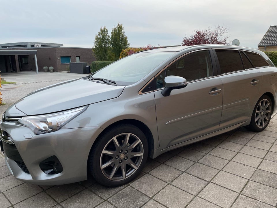 Toyota Avensis 1,8 VVT-i T2 Premium Touring Sports 5d