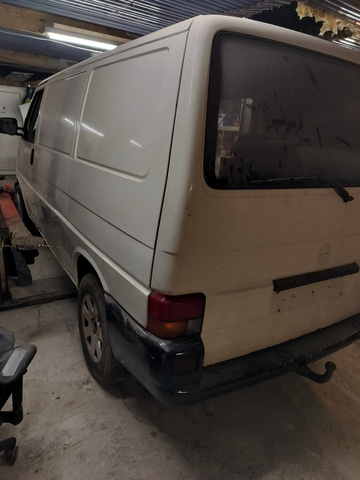 VW Transporter 2,4 D Kassevogn kort 4d