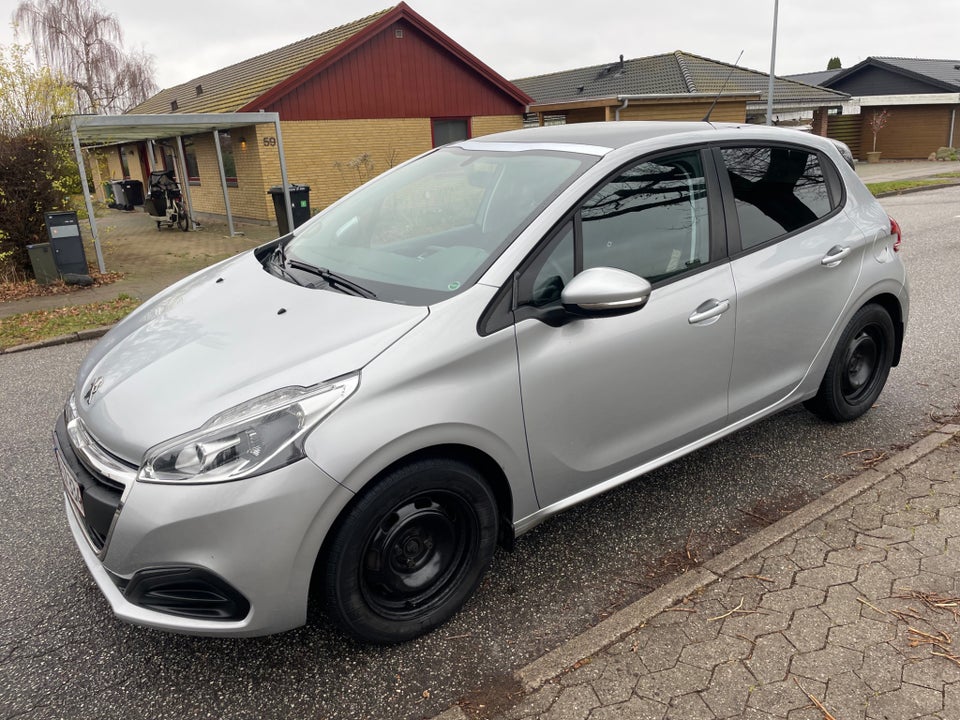 Peugeot 208 1,2 VTi 82 Chili Sky+ 5d