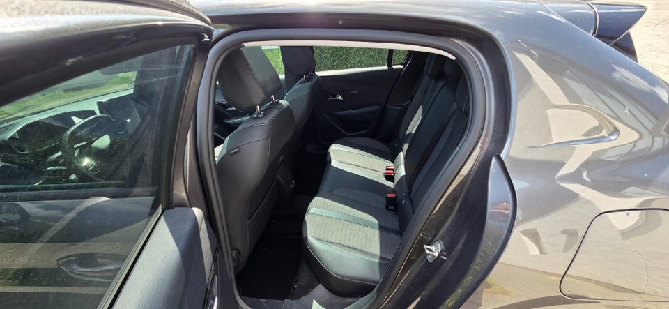 Peugeot 208 1,2 PureTech 100 Allure Sky 5d