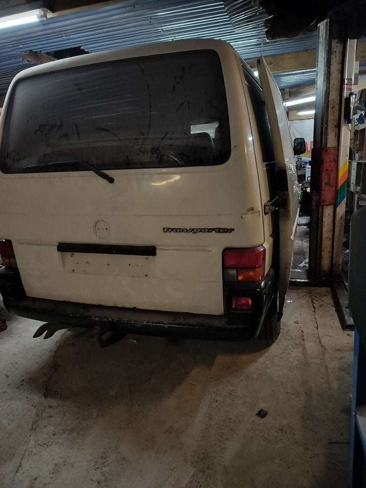 VW Transporter 2,4 D Kassevogn kort 4d