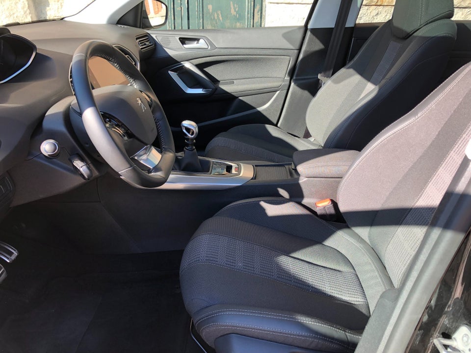 Peugeot 308 1,2 e-THP 130 Allure Sky SW 5d