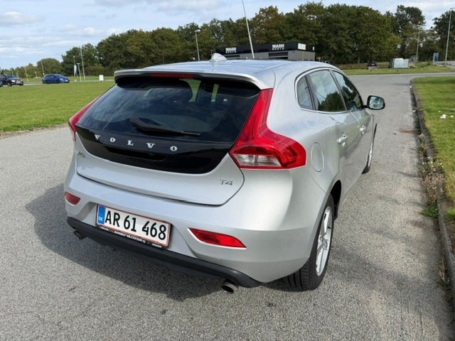 Volvo V40 1,6 T4 180 Momentum aut. 5d