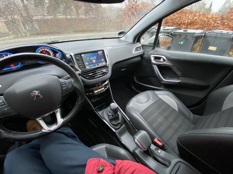 Peugeot 2008 1,2 e-THP 110 Selection Sky 5d