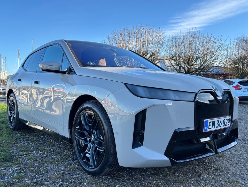 BMW iX xDrive60 Fully Charged 5d