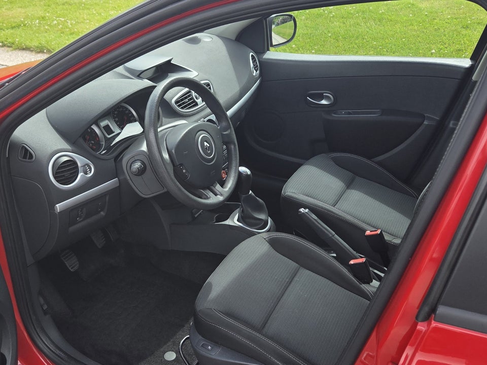 Renault Clio III 1,2 16V TCe Expression Sport Tourer 5d