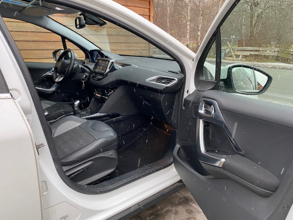 Peugeot 2008 1,2 e-THP 110 Selection Sky 5d