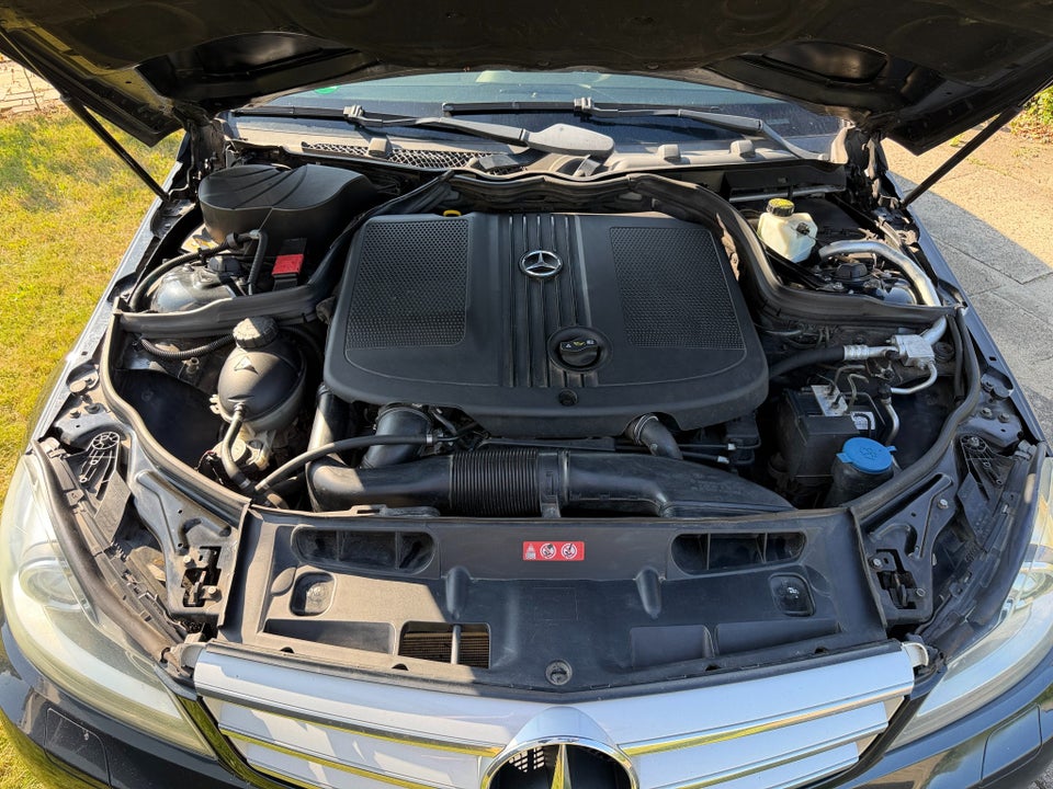 Mercedes C220 2,2 CDi Avantgarde stc. 5d