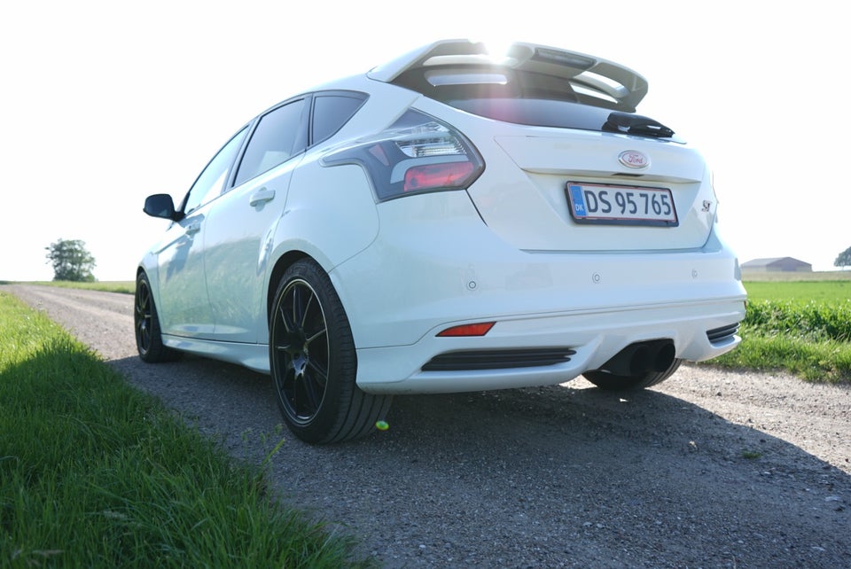 Ford Focus 2,0 SCTi 250 ST2 5d