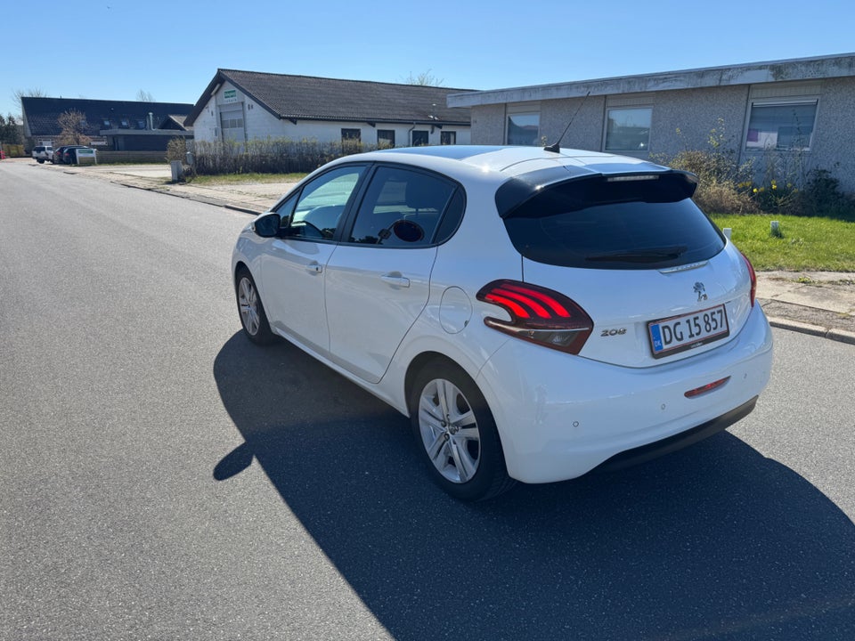 Peugeot 208 1,2 VTi 82 Selection Sky 5d