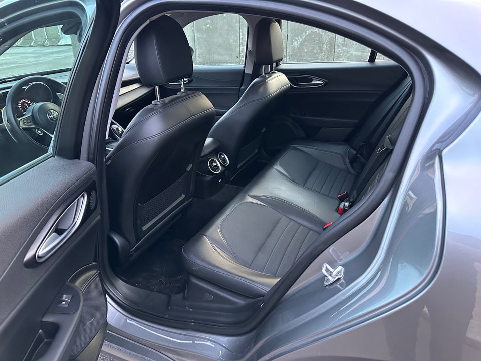 Alfa Romeo Giulia 2,2 JTD 180 aut. 4d