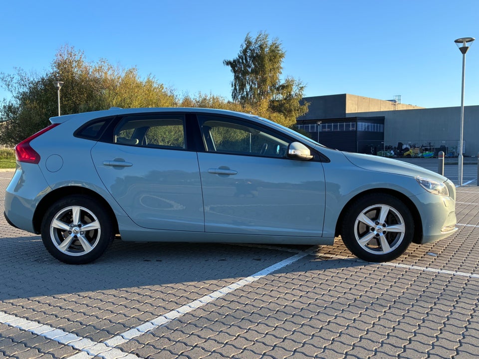Volvo V40 2,0 D2 120 Business Summum 5d