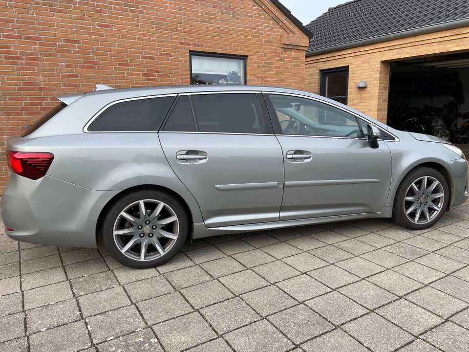 Toyota Avensis 1,8 VVT-i T2 Premium Touring Sports 5d