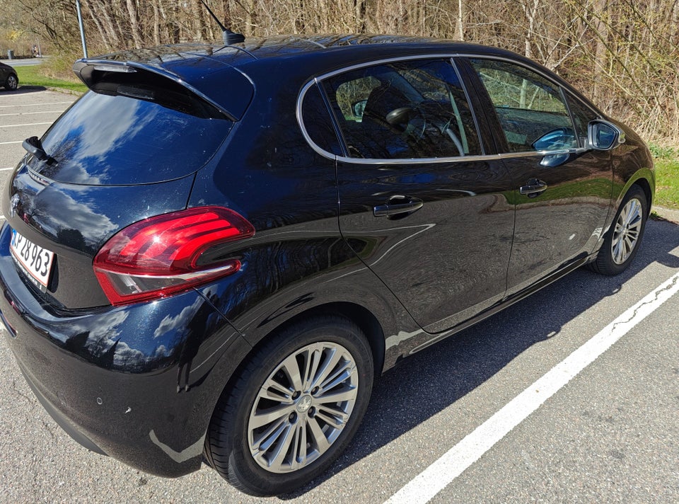 Peugeot 208 1,2 PureTech 82 Allure Sky 5d