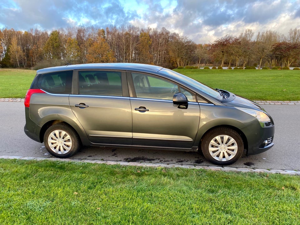 Peugeot 5008 1,6 HDi 110 Premium 7prs 5d