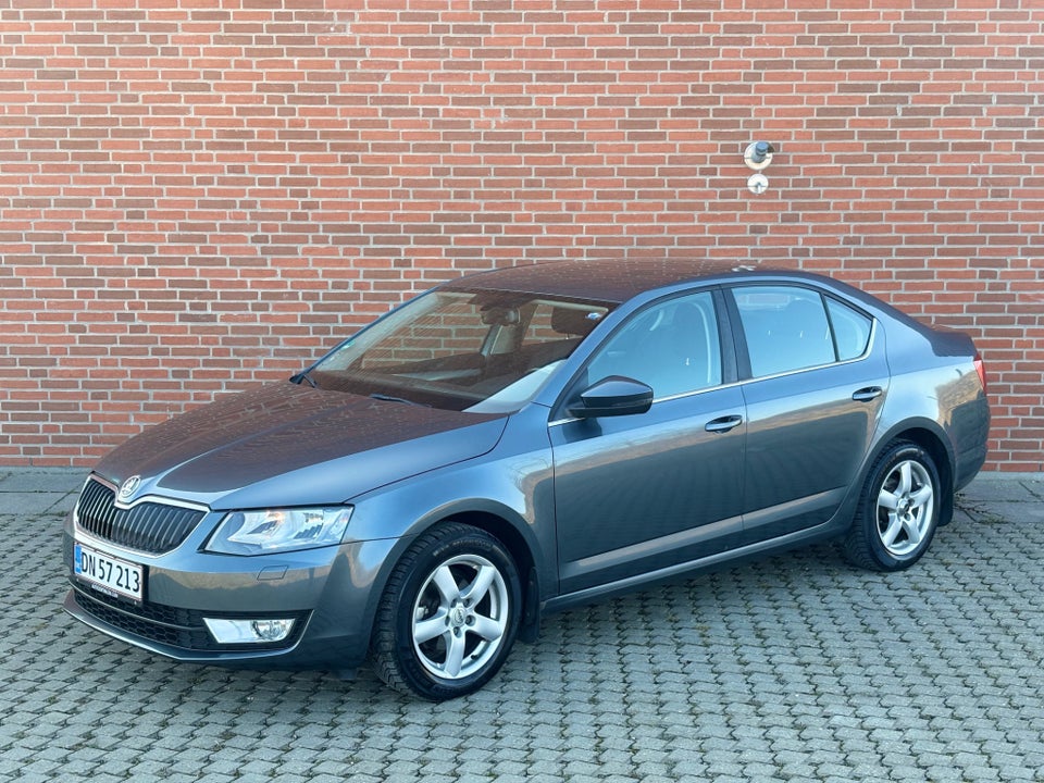 Skoda Octavia 1,6 TDi 105 Elegance DSG 5d