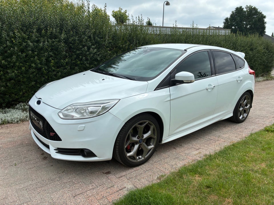 Ford Focus 2,0 SCTi 250 ST2 5d