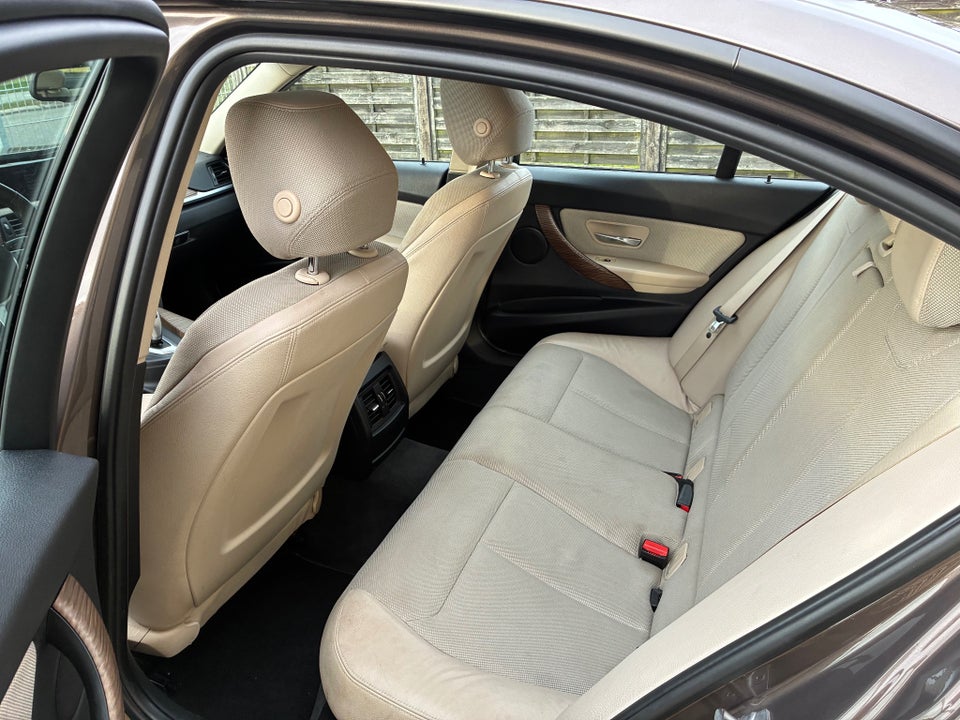 BMW 320i 2,0 Modern Line aut. 4d