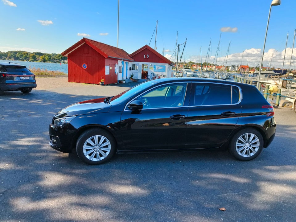 Peugeot 308 1,5 BlueHDi 130 Allure Sky 5d