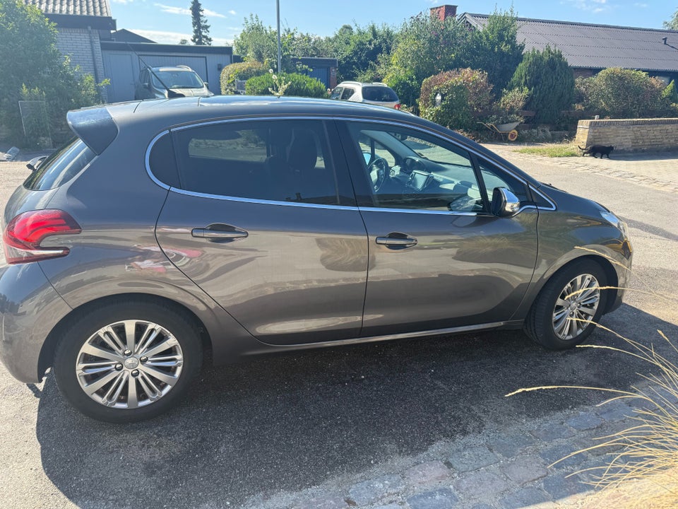 Peugeot 208 1,6 BlueHDi 100 Selection Sky 5d
