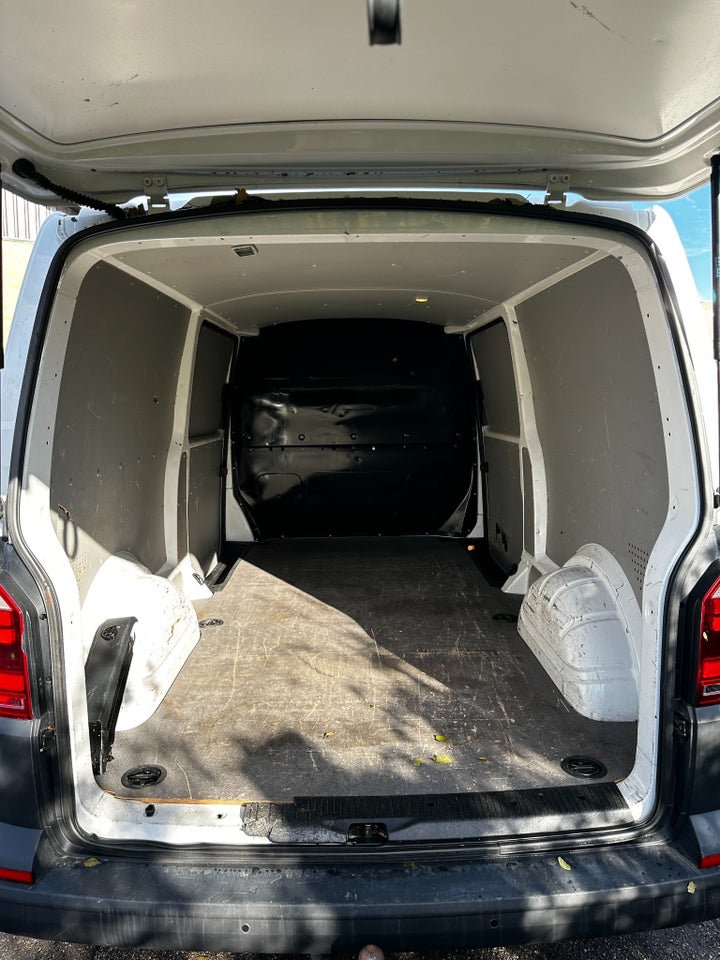 VW Transporter 2,0 TDi 102 Kassevogn lang