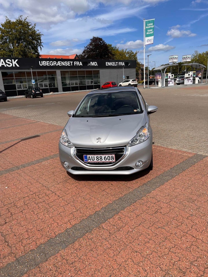 Peugeot 208 1,2 VTi Allure Sky 5d