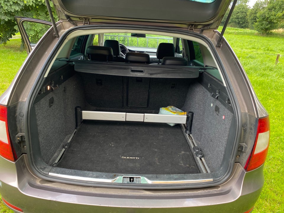 Skoda Superb 2,0 TDi 170 Elegance Combi DSG 5d