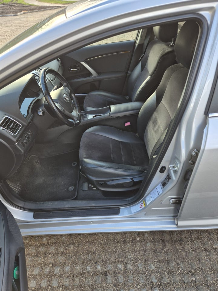 Toyota Avensis 2,0 D-4D T2 Premium stc. 5d