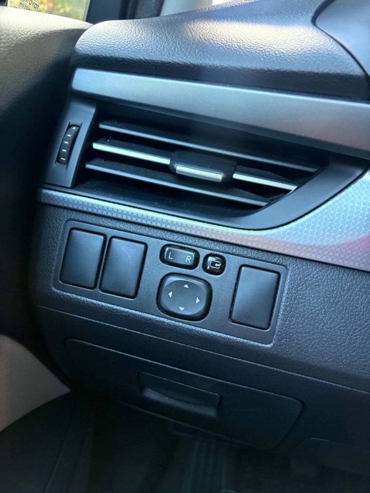 Toyota Avensis 1,8 VVT-i T2 Premium Touring Sports 5d