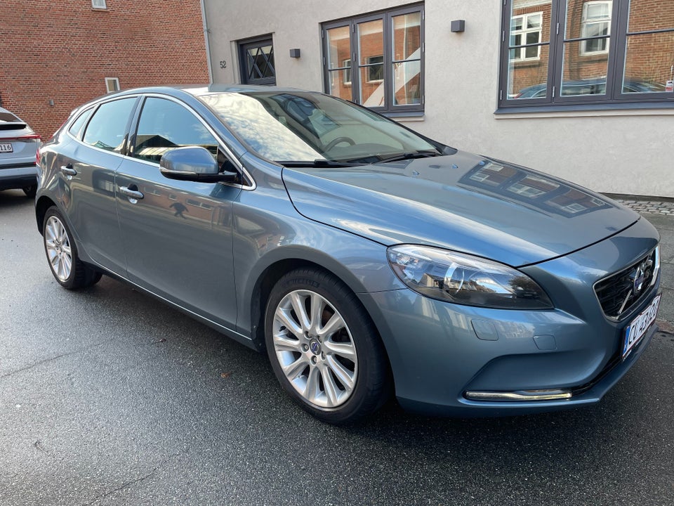 Volvo V40 1,6 D2 115 Summum 5d