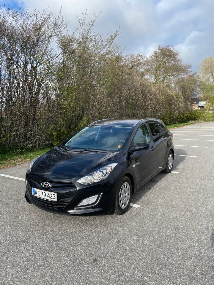 Hyundai i30 1,6 CRDi 110 Comfort CW Eco 5d