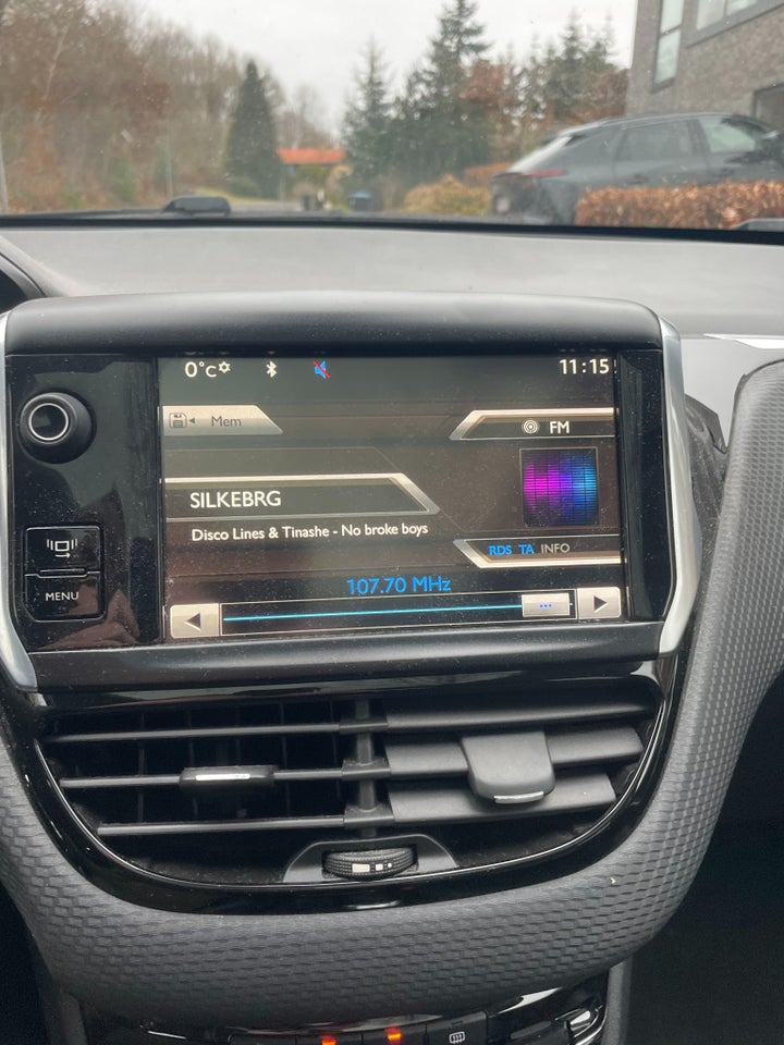 Peugeot 2008 1,6 e-HDi 114 Allure Sky 5d