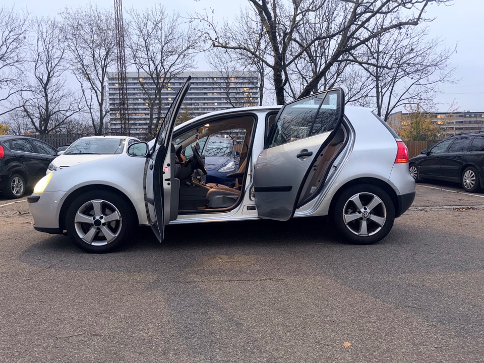 VW Golf V 1,6 FSi Tiptr. 5d