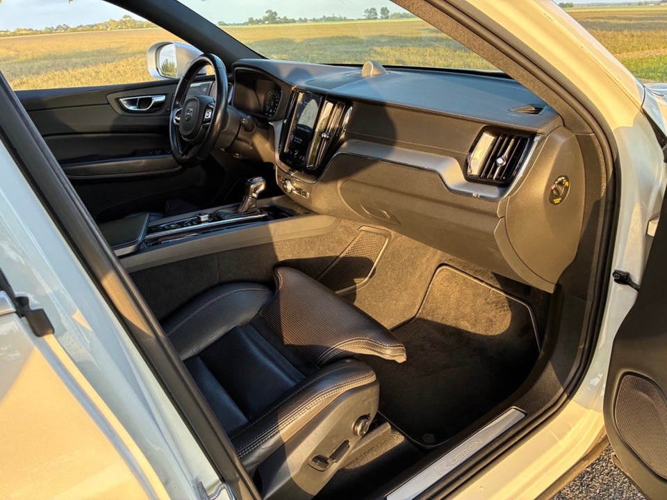 Volvo XC60 2,0 D5 241 R-Design aut. AWD 5d