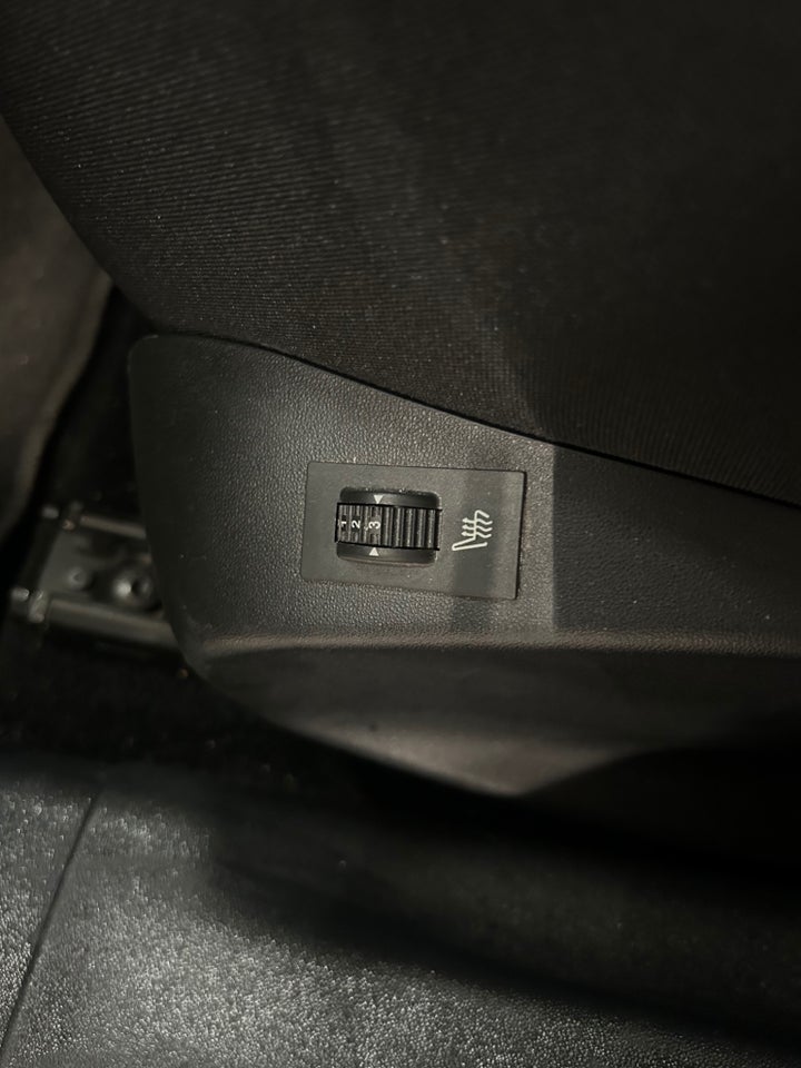 Peugeot 2008 1,2 VTi 82 Active Sky 5d