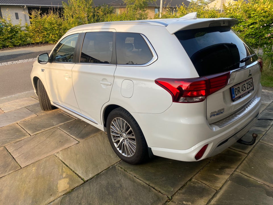 Mitsubishi Outlander 2,4 PHEV Intense CVT 4WD 5d