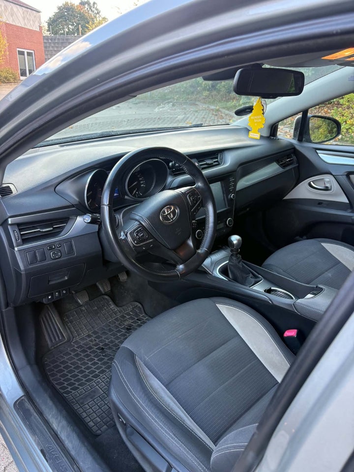Toyota Avensis 1,8 VVT-i T2 Premium Touring Sports 5d