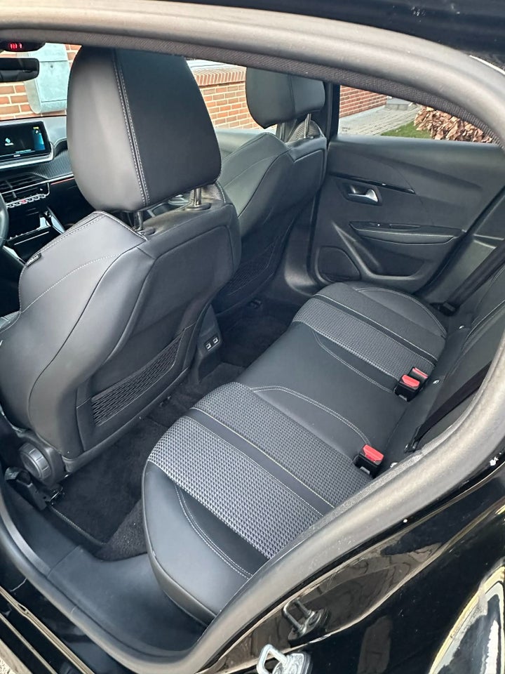 Peugeot e-208 50 GT Sky 5d