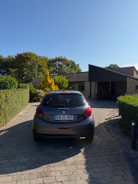 Peugeot 208 1,2 PureTech 82 Signature 5d