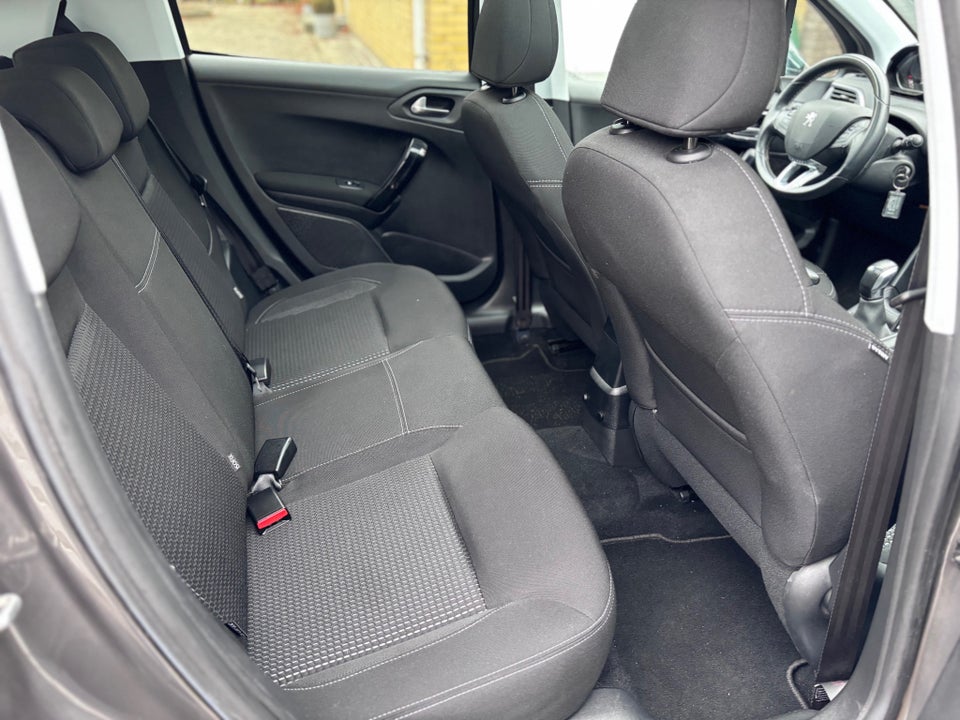 Peugeot 208 1,2 PureTech 82 Selection Sky 5d