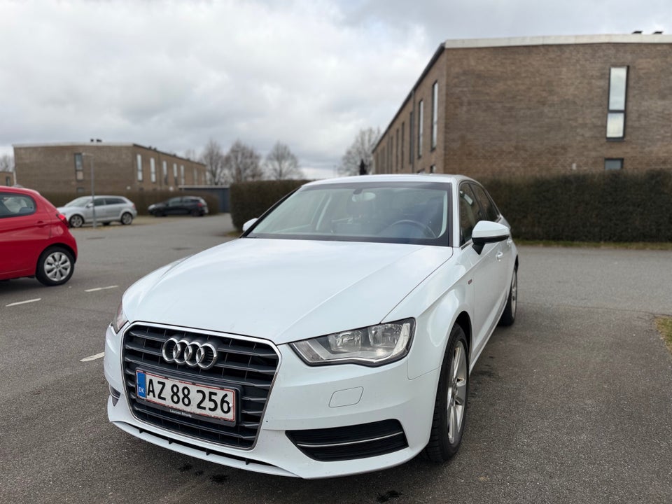 Audi A3 1,6 TDi Attraction Sportback 5d