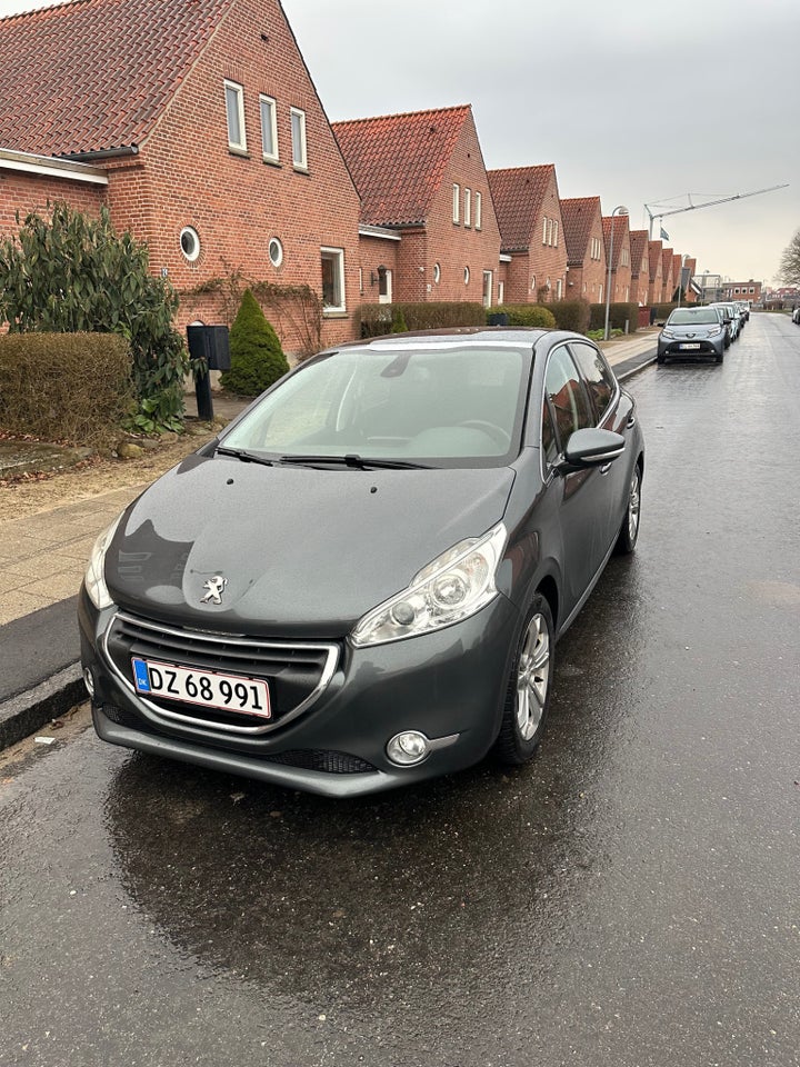 Peugeot 208 1,2 VTi Allure Sky 5d